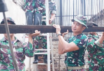 Bersihkan puing bangunan pasca gempa bumi 