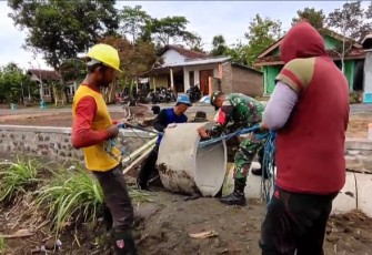 Bantu pasang gorong-gorong di wilayah desa binaan 