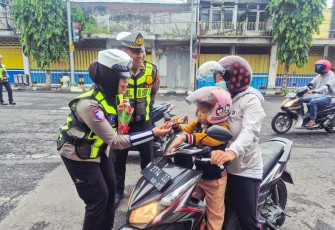 Hari Kesepuluh Operasi Keselamatan Semeru Polres Lumajang Beri Hadiah Pengendara Tertib*