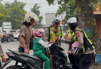 Operasi Keselamatan Semeru Polres Ponorogo Beri Hadian Helm dan Cokelat Pengendara Tertib