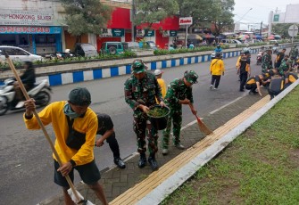 Anggota Kodim 0802/Ponorogo tadi pagi mengikuti kegiatan kerja bakti dalam rangka memperingati Hari Peduli Sampah Nasional (HPSN) Tahun 2026, Jumat (13/02/2026) 