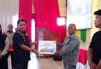 Plt. Bupati Aceh Selatan H. Baital Mukadis. SE. Sedang menyerah kan bantuan secara Simbolis kepada salah satu penerima. Dok: htn