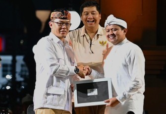 Sekjen Gerindra Sugiono menyerahkan KTA Dony Ahmad