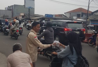 Bagikan takjil pengendara motor di perapatan Mampang, Pancoran Mas Depok, Minggu (22/2)