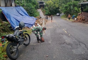 Pasang terpal cegah longsor 