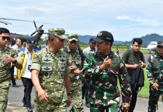 Danrem 023/KS Kolonel Inf Iwan Budiarso saat menyambut kedatangan Kasum TNI di Tapanuli Tengah, Kamis (26/2)