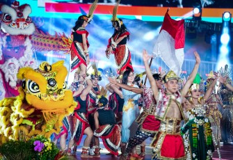 Wakil Menteri Ekonomi Kreatif, Irene Umar, memberi sambutan dalam acara Puncak perayaan Harmoni Imlek Nusantara–Imlek Festival 2026 berlangsung meriah di Lapangan Banteng, Jakarta, Sabtu (28/02/2026)