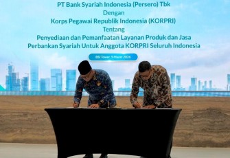 Ketua Umum Korpri Prof Zudan saat menandatangani PKS dengan Dirut BSI
