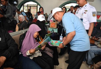 Mendikdasmen Abdul Mu'ti saat memberikan buku bacaan