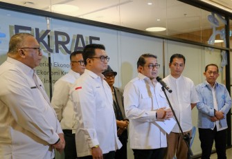Menteri Ekraf, Teuku Riefky Harsya, dalam konferensi pers bersama asosiasi pegiat ekraf di Kantor Kementerian Ekraf, Jakarta, Senin (30/3)