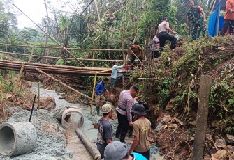 Polres Trenggalek Polda Jatim bersama masyarakat membangunan Jembatan Merah Putih Presisi di Dusun Jombok, Kecamatan Pule, Kabupaten Trenggalek