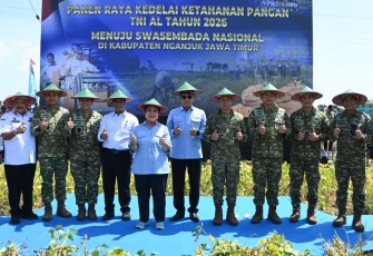 TNI AL Gelar Panen Raya Kedelai di Kabupaten Nganjuk 