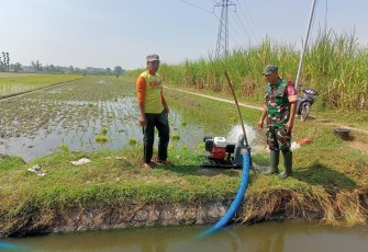 Babinsa Tiron Bantu Petani Alirkan Air ke Sawah