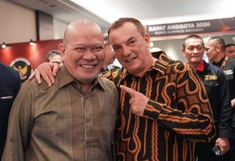 Ketua Umum PBMI AA LaNyalla Mahmud Mattalitti bersama Sekretaris Jenderal IFMA Stephan Fox dalam Rapat Anggota Komite Olahraga Indonesia (KOI) di Jakarta (9/5/2026)