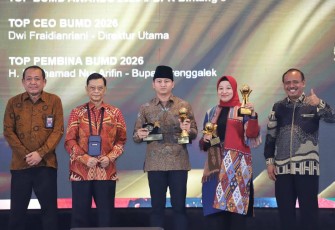 Bupati Trenggalek, Mochamad Nur Arifin dan Direktur Utama BPR Jwalita, Dwi Fraidianriani saat menerima TOP BUMD Awards
