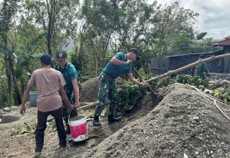 Yonarmed 12 Kostrad Pererat Kebersamaan, Pos Nananoe Bantu Pembangunan Rumah Warga