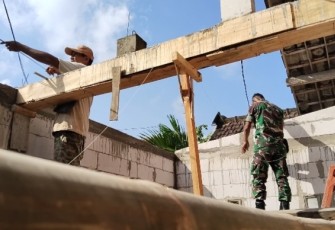 Babinsa Tertek Dampingi Pemasangan Bata Ringan dan Blandar Atap Rumah Warga