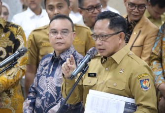 Ketua Satuan Tugas (satgas) Percepatan Rehabilitasi dan Rekonstruksi (PRR) Pascabencana Sumatera Muhammad Tito Karnavian seusai rapat bersama DPR RI di kompleks parlemen, Senayan, Jakarta, Senin (25/5/2026) 