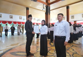 Wakil Bupati Trenggalek, Syah Muhammad Natanegara, saat mengambil sumpah dan janji 88 PNS di Pendapa Manggala Praja Nugraha, Kabupaten Trenggalek, Selasa (26/5/2026)