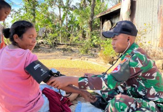 Pelayanan kesehatan satgas Yonarmed 12 Kostrad