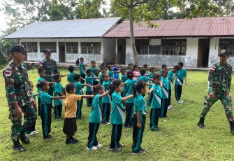 Yonarmed 12 Kostrad Tanamkan Disiplin dan Jiwa Nasionalisme kepada Generasi Perbatasan melalui Pelatihan PBB