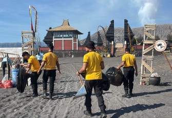 Polres Probolinggo Gelar Bakti Bersih di Gunung Bromo Usai Yadnya Kasada
