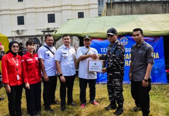 Prajurit TNI AL Gerak Cepat Bantu Korban Kebakaran Kemayoran 