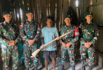 Yonarmed 12 Kostrad Terima Penyerahan Senjata Api dari Warga Perbatasan