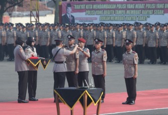Kapolda Metro Jaya Komjen Pol Asep Edi Suheri melantik 993 siswa Pendidikan Pembentukan Bintara Polri Gelombang I Tahun Anggaran 2026. Pelantikan digelar dalam Upacara Penutupan, Pelantikan, dan Pengambilan Sumpah di SPN Lido Polda Metro Jaya, Kamis (4/6/2026)