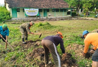 Babinsa Dagangan Hidupkan Semangat Gotong Royong untuk Lingkungan yang Lebih Bersih