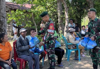 Yonarmed 12 Kostrad Tebar Kepedulian Sosial Bersama Kelurahan Fatukbot Melalui Jumat Berkah