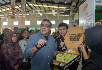 Menteri Ekonomi Kreatif, Teuku Riefky Harsya, meninjau "Festival Burger Dunia" di Chillax Sudirman, Jakarta, Jumat (5/6/2026)