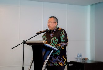 Deputi Bidang Kreativitas Digital dan Teknologi, Muhammad Neil El Himam, memberi sambutan dalam focus group discussion (FGD) bersama Microsoft dan AMANA Solutions  bertajuk “AI dan Masa Depan Ekonomi Kreatif Indonesia: Antara Inovasi, Tata Kelola, dan Keadilan bagi Kreator”, Jakarta, Kamis (4/6/2026)
