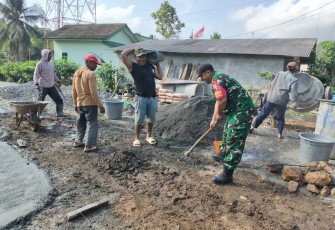 Babinsa dan Warga Pule Gotong Royong Rabat Jalan 100 Meter di Sukokidul