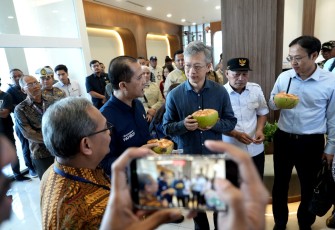 Bupati Halmahera Utara, Piet Hein Babua, saat mendampingi kunjungan Menteri Transmigrasi M. Iftitah Sulaiman Suryanagara bersama Duta Besar Republik Rakyat Tiongkok untuk Indonesia, Wang Lutong, Rabu (3/6) 