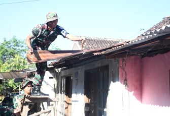 Denpom V/1 Madiun Renovasi Rumah Dinas TNI AD