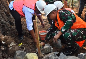 Pembangunan Jembatan Perintis Garuda di Tawangrejo Resmi Dikerjakan TNI AD