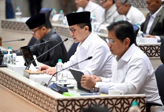 Menteri Transmigrasi M. Iftitah Sulaiman Suryanagara dalam Rapat Kerja bersama Komisi V DPR RI terkait pembahasan Rencana Kerja dan Anggaran Kementerian/Lembaga (RKA-K/L) serta Rencana Kerja Pemerintah (RKP) Tahun Anggaran 2027 di Kompleks Parlemen, Jakarta, Rabu (10/6)