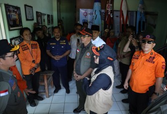 Kepala BNPB Letjen TNI Dr. Suharyanto S.Sos., M.M., dan jajaran bersama Bupati Pangandaran Citra Pitriyami, meninjau lokasi gedung early warning system (EWS) di Pantai Pangandaran, Kabupaten Pangandaran, Jawa Barat, Jumat (12/6)
