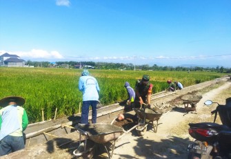 Babinsa dan Warga Sumberejo Bergotong Royong Perbaiki Irigasi Demi Kelancaran Air Sawah