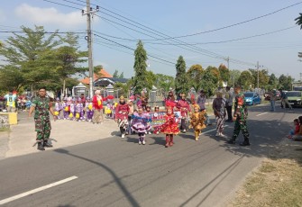 Babinsa Dampingi Parade Drumband Meriahkan Perpisahan Siswa TK di Sawahan