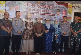 Jabatan Kapolsek Bantur resmi berganti. AKP Totok Suprapto, SH, MH menyerahkan tongkat komando kepada AKP Ahmad Taufik Syafiudin, SH, MH dalam acara pisah sambut yang digelar di halaman Mapolsek Bantur, Jumat (19/6)