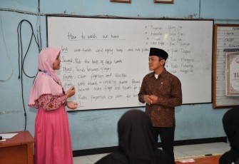 Suasana belajar di SD Muhammadiyah Lamongan (SD Muhla), Jawa Timur tampak berbeda saat Wakil Menteri Pendidikan Dasar dan Menengah (Wamendikdasmen) Fajar Riza Ul Haq hadir di sana