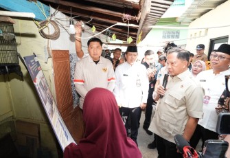 Menteri Dalam Negeri (Mendagri) Muhammad Tito Karnavian bersama Menteri Perumahan dan Kawasan Permukiman (PKP) Maruarar Sirait meninjau langsung penerima BSPS atau bedah rumah di Kecamatan Matraman, Kota Jakarta Timur, Jumat (19/6/2026)