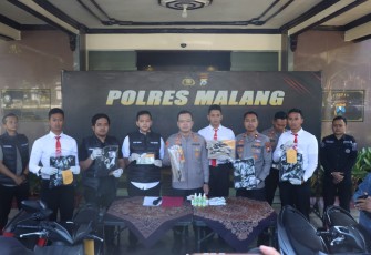 Polres Malang Amankan Dua Pemuda Bawa Sajam Saat Penyekatan Malam 1 Suro