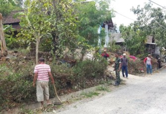 Babinsa Kodim Ponorogo Bersihkan Jalan Bersama Warga