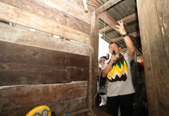 Menteri Dalam Negeri (Mendagri) Muhammad Tito Karnavian meninjau pelaksanaan program Bantuan Stimulan Perumahan Swadaya (BSPS) di Kampung Mosso