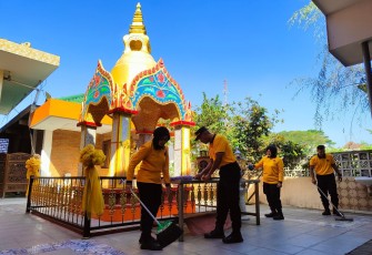 Polres Malang Bersih-Bersih Vihara di Lawang