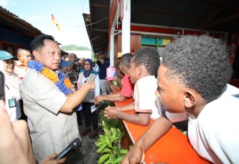 Menteri Dalam Negeri (Mendagri) Muhammad Tito Karnavian mengecek pelaksanaan program Bantuan Stimulan Perumahan Swadaya (BSPS) di kampung nelayan 