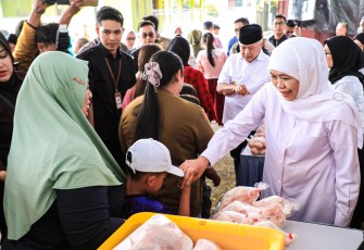 Gubernur Jawa Timur Khofifah Indar Parawansa memimpin pelaksanaan Pasar Murah ke-77 Tahun 2026 di Halaman Pentungan Sari Waterpark, Desa Toyomarto, Kecamatan Singosari, Kabupaten Malang, Selasa (30/6)